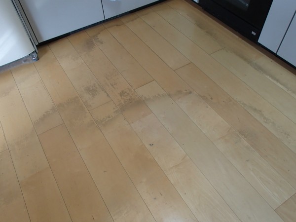 ダイニングキッチンの床の剥離洗浄