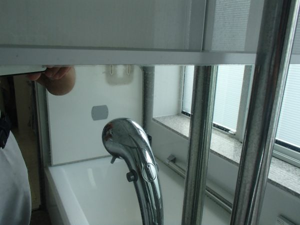浴室シャワーポールと鏡
