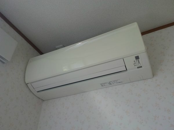 左が壁面に接している