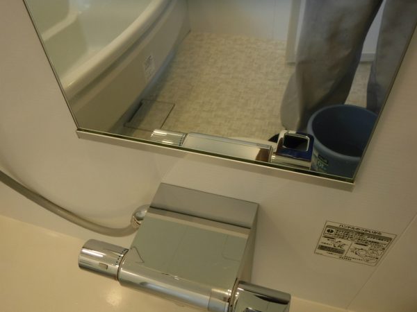 鏡とシャワー混合栓