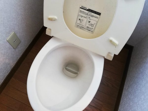 トイレ便座と陶器