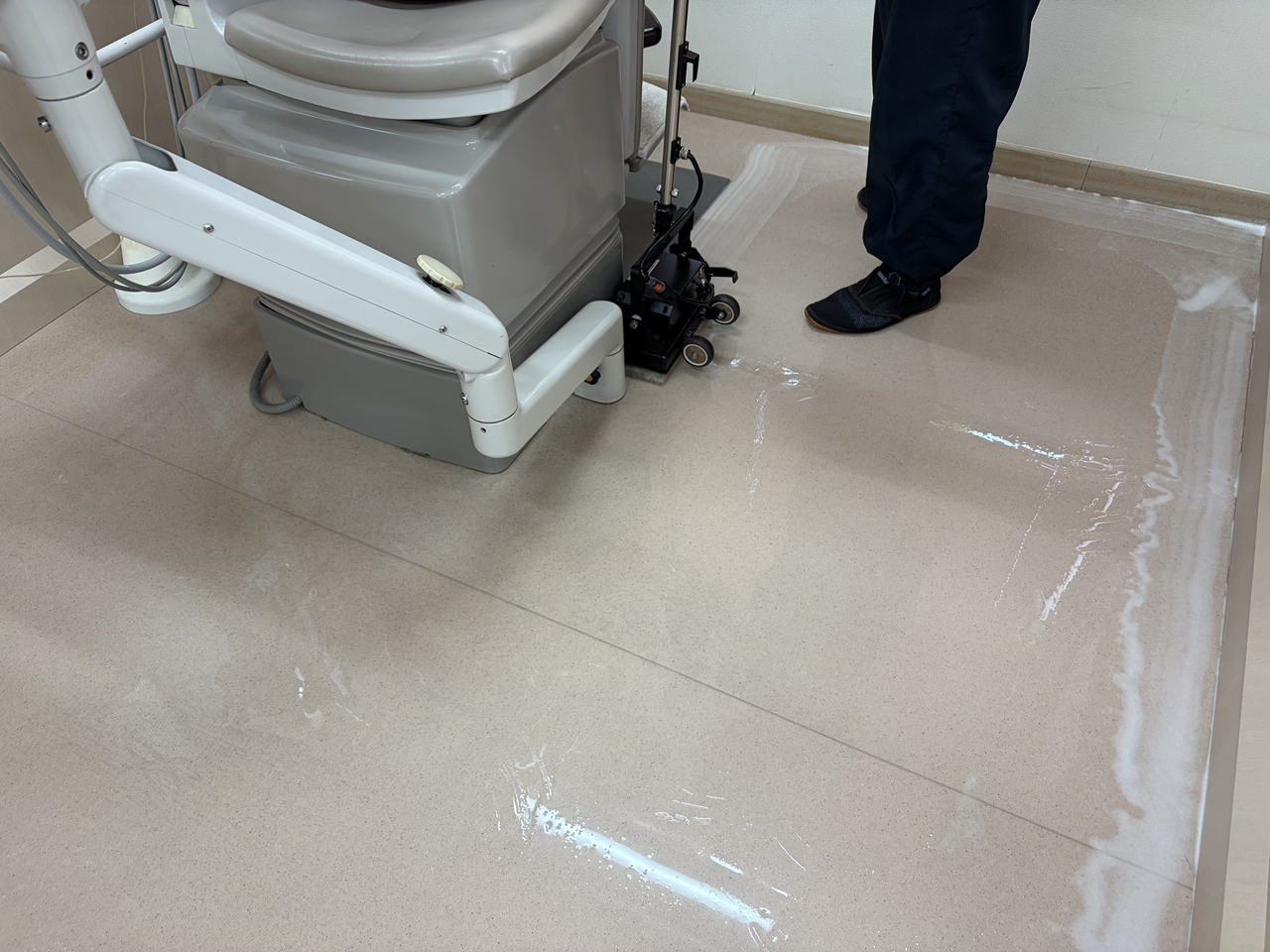壁際やユニット周りも振動型ポリッシャー