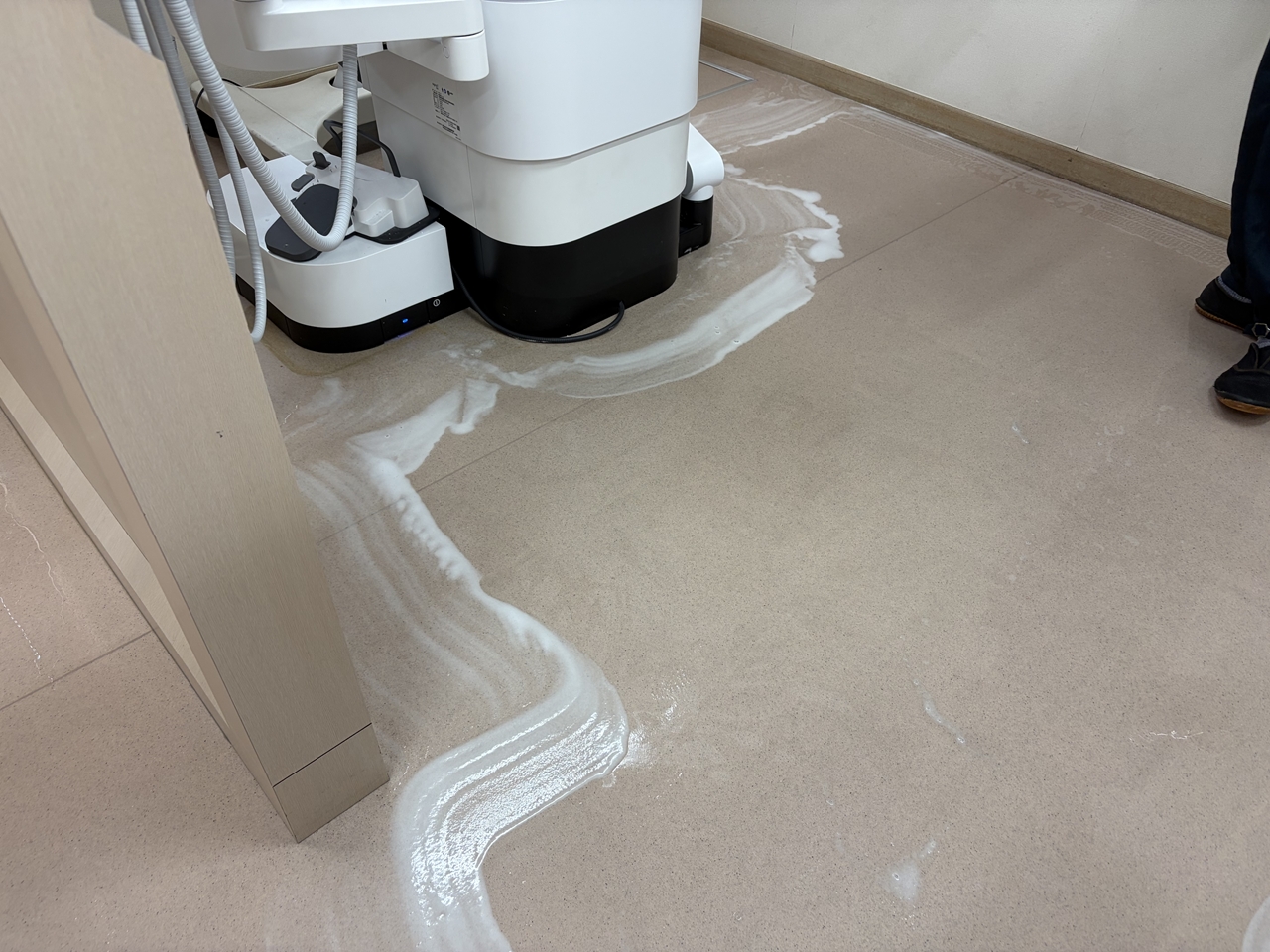 研磨作用のあるパッドを使っている振動型ポリッシャー