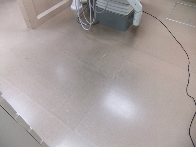 歯科診療所の10年ほど塗り重ねた床を剥離洗浄