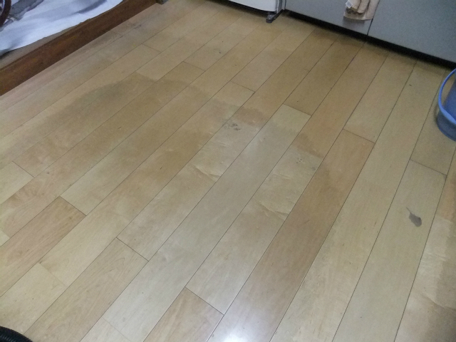 戸建住宅の床暖房付きフローリング，黄変したワックスを剥離洗浄
