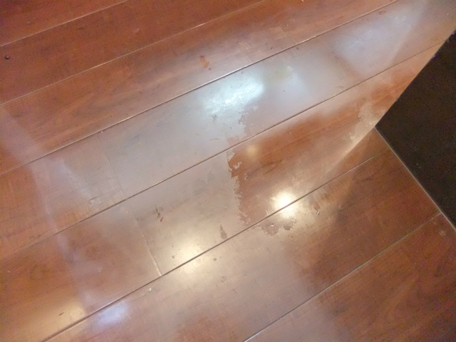 ノーワックスの床に塗ったワックスを剥がす